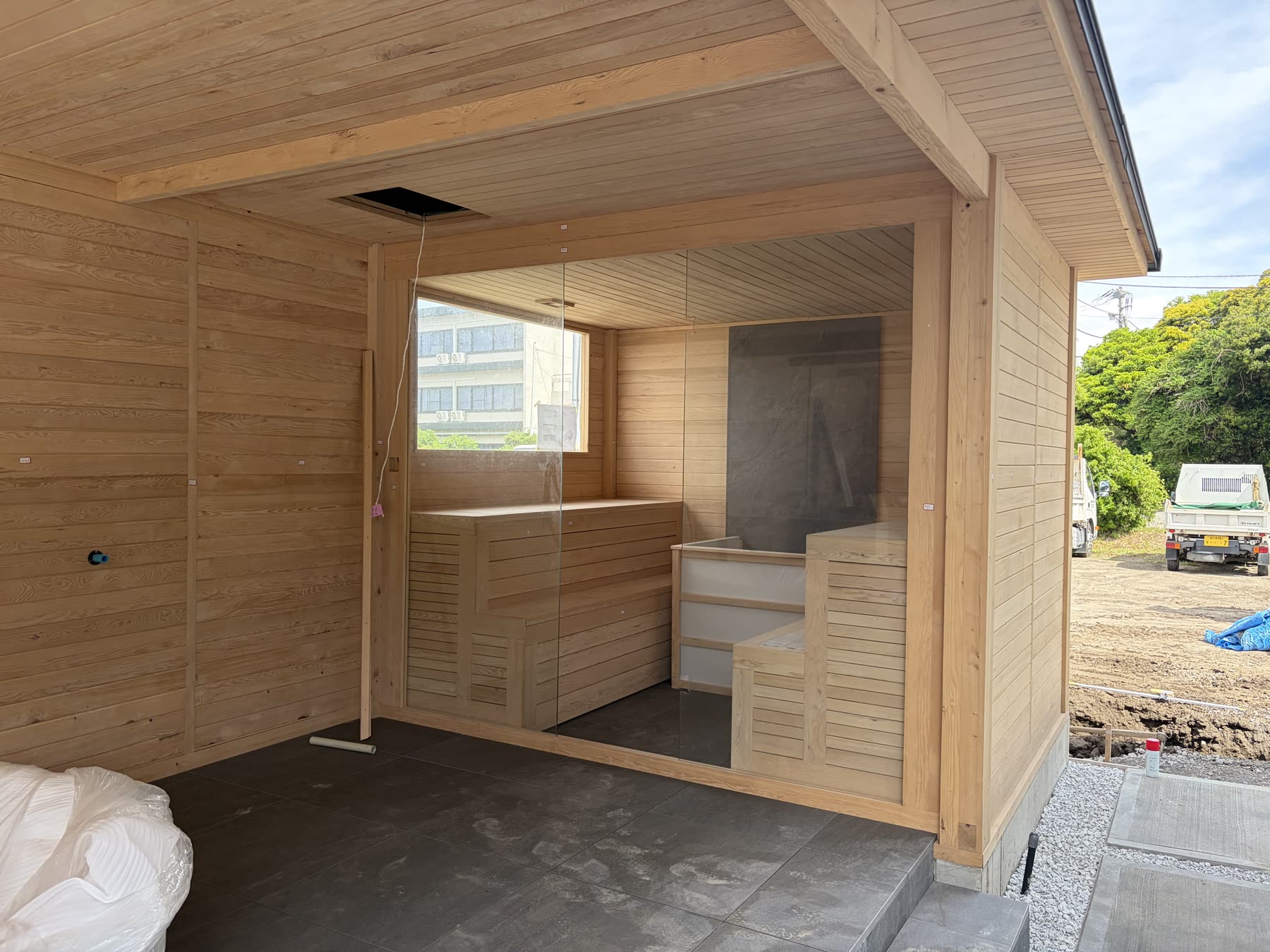 木質外装の屋外サウナ棟