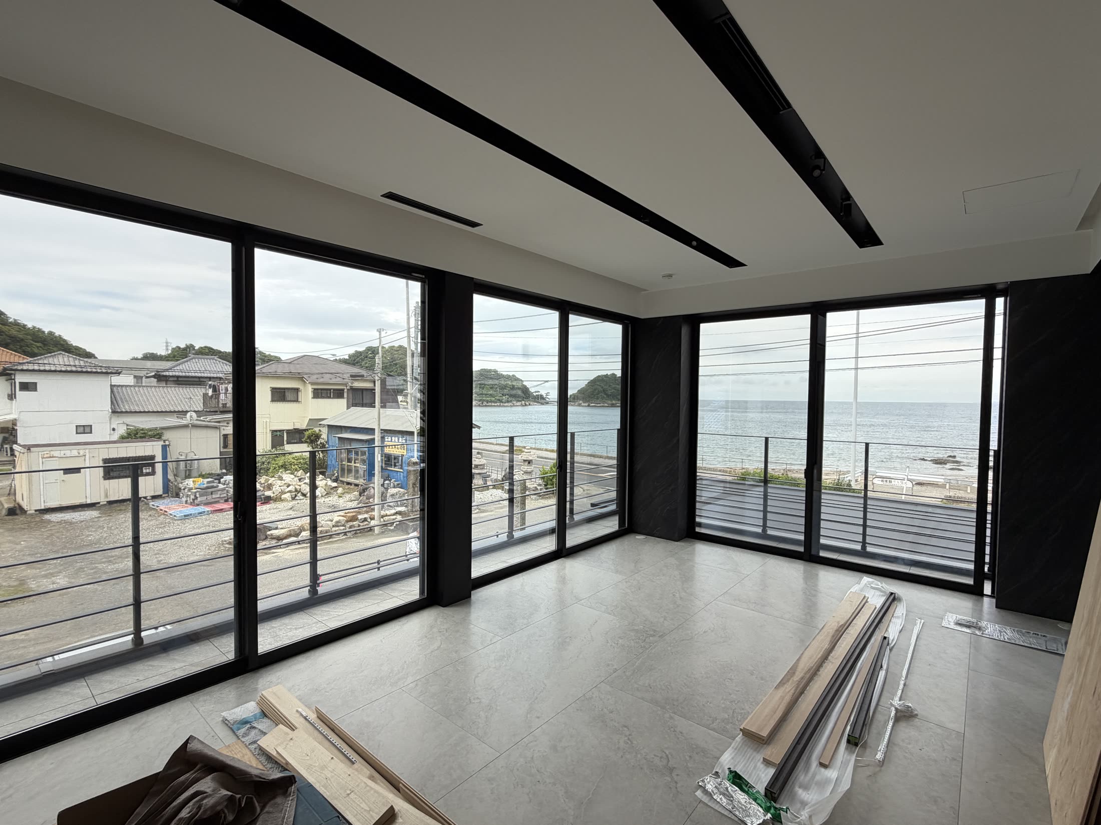 海を望むLDKとダイニングキッチン